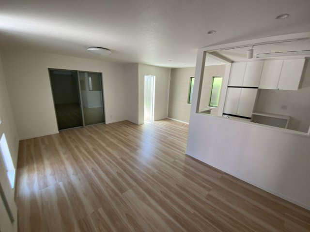 羽村市小作台5丁目　中古戸建の居間・リビング|現地写真

現地ご見学希望・資料請求などお気軽にお問い合わせ下さい！
03-5990-5201