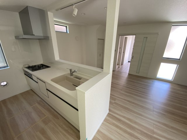 羽村市小作台5丁目　中古戸建のキッチン|現地写真

現地ご見学希望・資料請求などお気軽にお問い合わせ下さい！
03-5990-5201