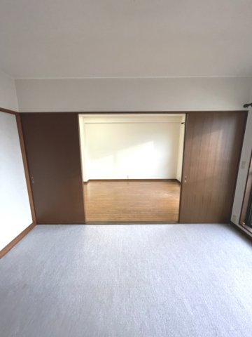 ロイヤルパレス曙町の洋室|（洋室からリビングを撮影）引き戸の開閉で生活シーンやライフスタイルに寄り添う広さ自在な間取りです。