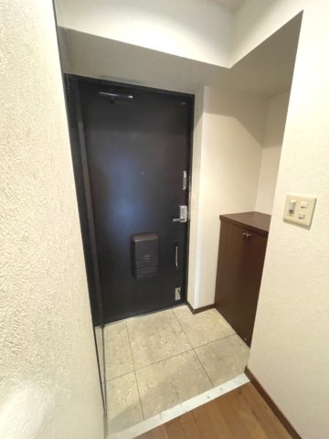 ロイヤルパレス曙町の玄関|玄関装飾や、おでかけ前のグッズが置けるカウンタータイプ下足入れを完備しています。