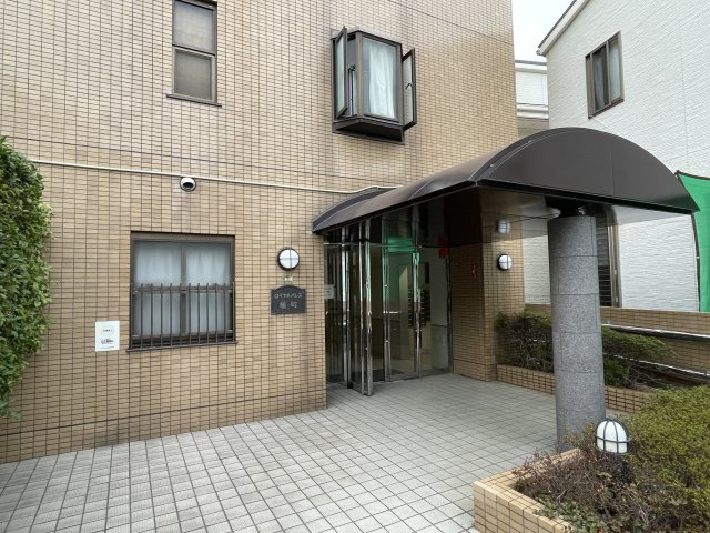 ロイヤルパレス曙町のエントランス|モニター付きインターホン、オートロックシステムで安全。宅配ボックスや敷地内にはプレイロットもあります