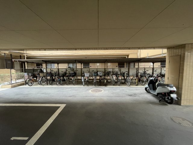 ロイヤルパレス曙町の駐車場|敷地内平面駐車場と、駐輪スペースです。使用についてはお問合せください。