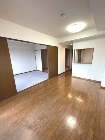 ロイヤルパレス曙町の居間・リビング|リビング隣の洋室は大きく開口。扉を開け放すことで一体化させる、柔軟な空間づくり可能です！