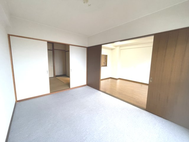 ロイヤルパレス曙町の洋室|リビングと洋室、洋室と和室が引き戸のため動線がコンパクト。出入口のすぐ近くに家具を置くことも可能です。
