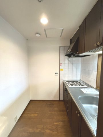 ロイヤルパレス曙町のキッチン|お風呂のお湯はり操作はキッチンで。グリル付き3口ガスコンロのキッチンです。