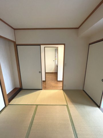 ロイヤルパレス曙町の和室|キッチン隣の和室は家事室や、見守りが必要な家族部屋に便利。キッチンワーク中も目が届きやすく安心です。