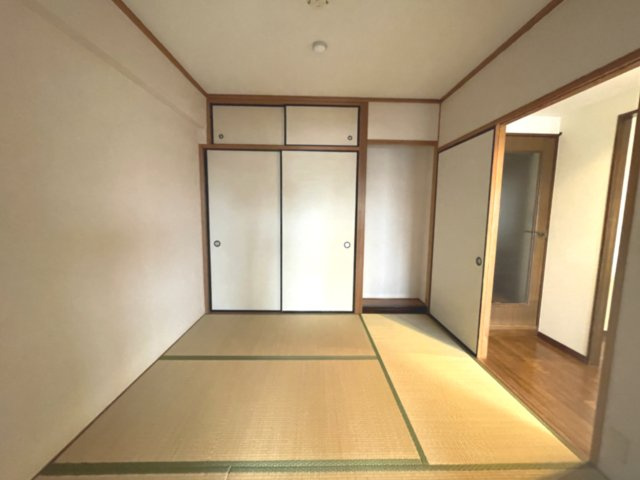 ロイヤルパレス曙町の和室|天袋付きの押入と床の間付きの和室です。