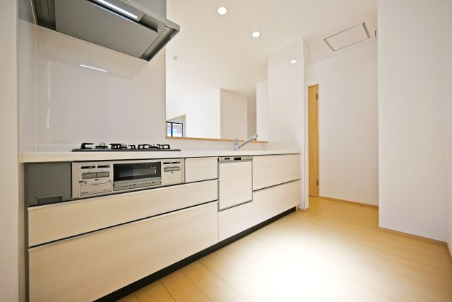 ハートフルタウン一ヶ谷町新築一戸建て│2SLDK+駐車1台可（ビルトインガレージ）のキッチン|ゆとりある調理スペースが確保されたキッチンは、ご家族で一緒に料理を楽しむことも可能な広さです。
