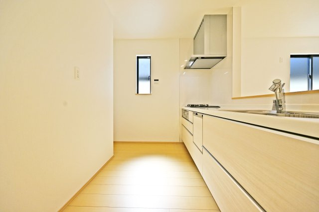 ハートフルタウン一ヶ谷町新築一戸建て│2SLDK+駐車1台可（ビルトインガレージ）のキッチン|キッチン後ろはゆとりあるスペースを確保しており、冷蔵庫や食器棚なども無理なく配置できる使いやすい設計です。