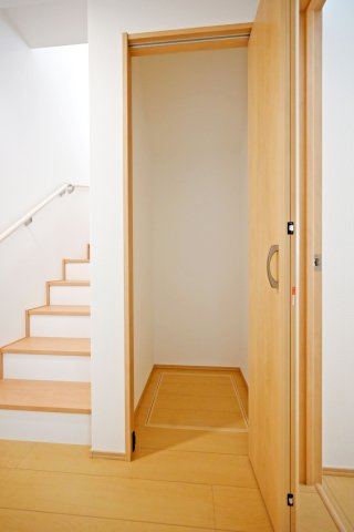 ハートフルタウン一ヶ谷町新築一戸建て│2SLDK+駐車1台可（ビルトインガレージ）の収納|1階の廊下には便利な収納スペースを確保。日用品や掃除用具などをすっきり片付けられ、住空間を有効活用できます。