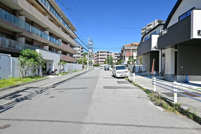 ハートフルタウン一ヶ谷町新築一戸建て│2SLDK+駐車1台可（ビルトインガレージ）の前面道路含む現地写真|前面道路は西側12.0ｍ公道です。開放感があり、車の出し入れもスムーズです。