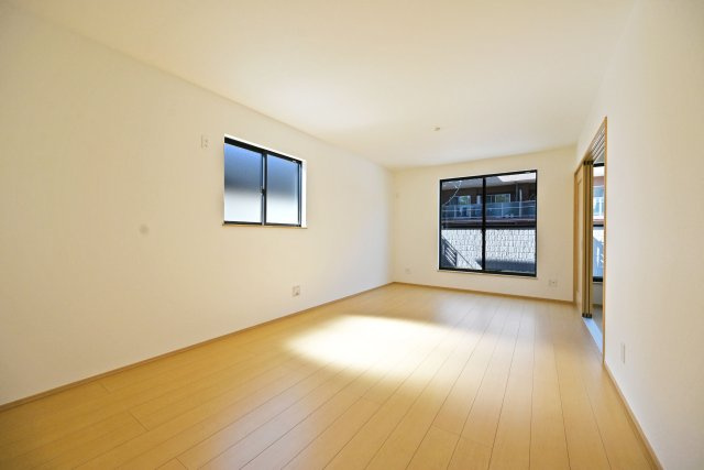 ハートフルタウン一ヶ谷町新築一戸建て│2SLDK+駐車1台可（ビルトインガレージ）のダイニング|シンプルですっきりとした内装のためさまざまなインテリアと調和しやすく、お好みの空間づくりを楽しめます。