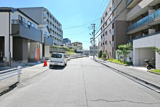 ハートフルタウン一ヶ谷町新築一戸建て│2SLDK+駐車1台可（ビルトインガレージ）の前面道路含む現地写真|前面道路は西側12.0ｍ公道です。開放感があり、車の出し入れもスムーズです。