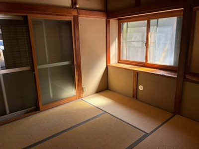 【和室】 | 堺市西区浜寺石津町西5丁　中古戸建 | 1階・6帖の和室は、リビングとしても活用可能！冬にはこたつに入り、のんびり家族団らんも。