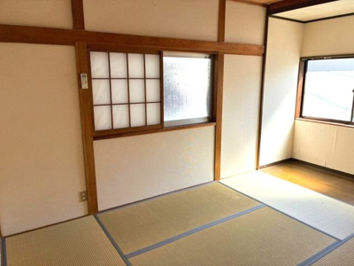 【和室】 | 堺市西区浜寺石津町西5丁　中古戸建 | 2階・6帖和室！二面採光を確保した明るい室内は、風通しも良く、大変居心地の良い空間です。