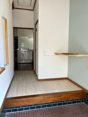 【玄関】 | 堺市西区浜寺石津町西5丁　中古戸建 | 広々とした玄関スペース！手すりが設置されており、高齢者になっても住みやすい住まいです。