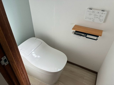 【トイレ】 | 堺市西区浜寺石津町西5丁　中古戸建 | タンクレスでスッキリとした印象のトイレ！温水洗浄便座付きで、寒い季節でも温かい便座で身体が冷えることなく座ることができます。