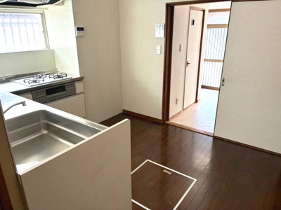 【居間・リビング】 | 堺市西区浜寺石津町西5丁　中古戸建 | 5.7帖のダイニングキッチン！ダークブラウンの床材で、大人っぽく落ち着いた雰囲気です。