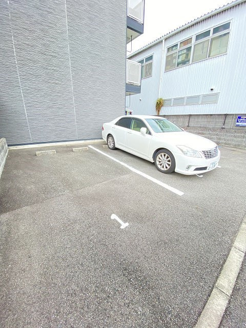尼崎市長洲西通１丁目のアパートの駐車場|車をお持ちの方に嬉しい駐車場付きの物件です