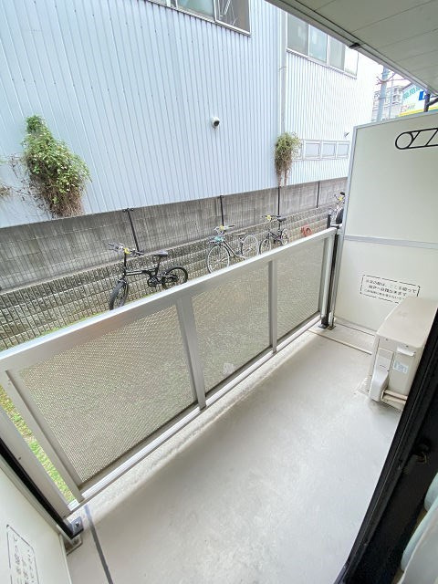 尼崎市長洲西通１丁目のアパートのバルコニー|バルコニーからの眺めを楽しみながら食事をしませんか