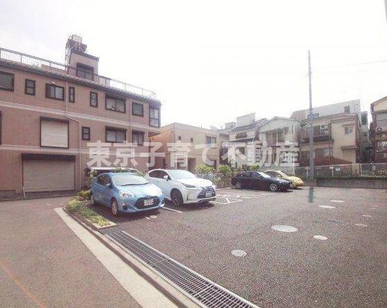 プライムアーバン千駄木の駐車場