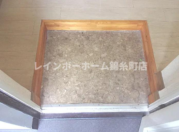 寿々川ビルの玄関|※別部屋参照写真となります。