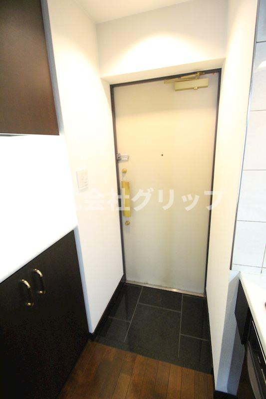 横浜市西区高島２丁目の賃貸マンションの玄関
