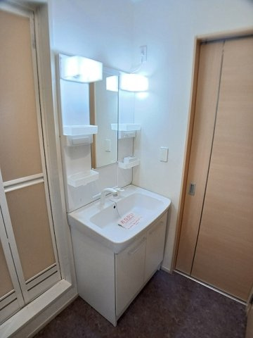 ヴィオラの洗面所|明るい洗面所です