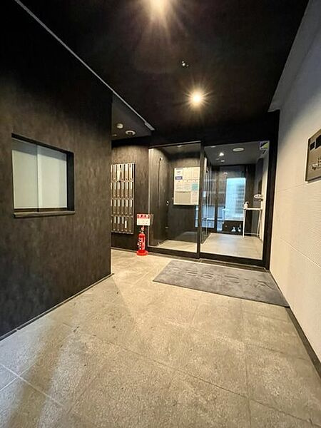 レジディア後楽園のエントランス|セキュリティーも安心で落ち着いた雰囲気です。
