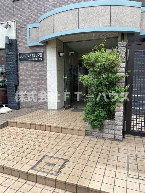 リリーパレスナルシマⅢのエントランス