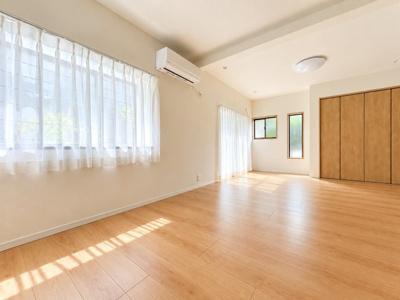 【居間・リビング】 | ◆緑区上山3丁目　中古戸建◆ | ◆広々としたリビング・ダイニングは、シックでモダンな内装。落ち着いた雰囲気に包まれて、伸びやかな空間のなかで、ゆったりと家族団らんのひとときを過ごせます。