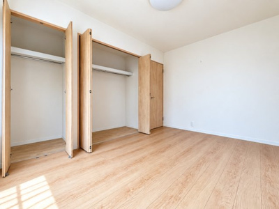 【洋室】 | ◆緑区上山3丁目　中古戸建◆ | ◆室内はいつも明るい印象なので気持ちの良い朝を迎えられます。クローゼットを完備しており、収納が多いお家はすっきりして快適空間です。