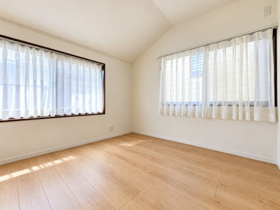 【洋室】 | ◆緑区上山3丁目　中古戸建◆ | ◆子どものスタディ空間として、あるいは書斎やホビールームとして生活スタイルに合わせて使えるプライベートルーム。居心地のいい落ち着いたインテリアが似合います。