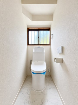【トイレ】 | ◆緑区上山3丁目　中古戸建◆ | ◆清潔感のある白を基調とした落ち着ける空間。小窓をもうけていますので、こもりやすい空気の入れ替えも簡単に行えますね！