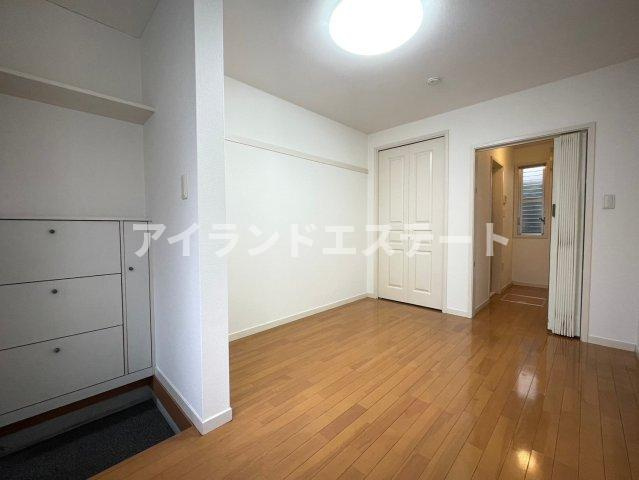 シルバースクエア　3方角部屋　ネット無料　礼金0の居間・リビング