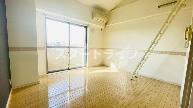 大阪市東淀川区東中島６丁目の賃貸マンションの居間・リビング