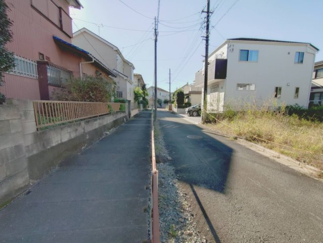 【前面道路含む現地写真】 | 桶川市下日出谷　売地 | 南側幅員4.0ｍ公道＋暗渠水路