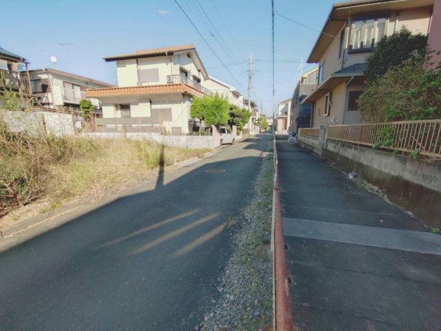 【前面道路含む現地写真】 | 桶川市下日出谷　売地 | 南側幅員4.0ｍ公道＋暗渠水路