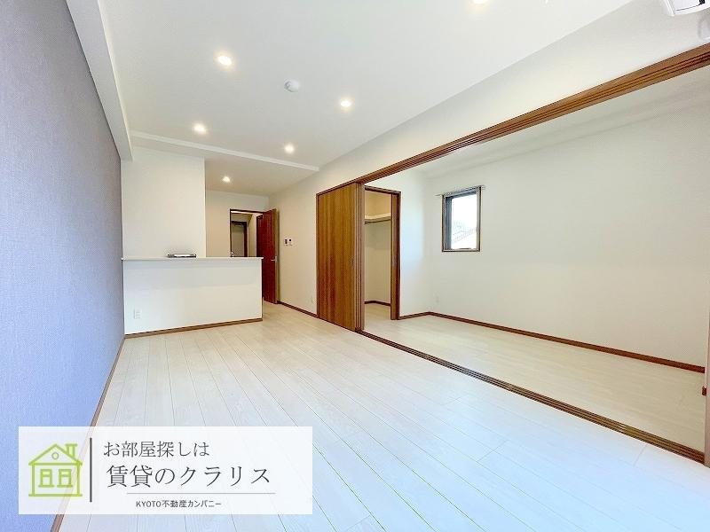 THE RESIDENCE 二条駅前の居間・リビング