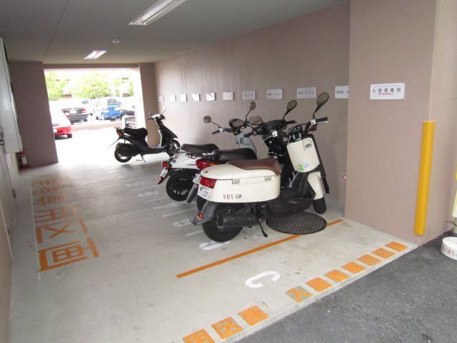 【駐車場】 | ベーネ南草津 | 駐車場に車を止められます