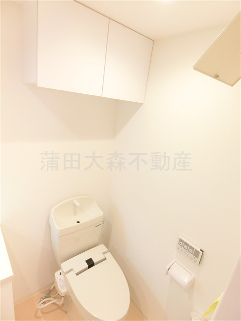 ウェルスクエア蒲田EASTのトイレ|棚収納に温水洗浄便座付きのトイレ