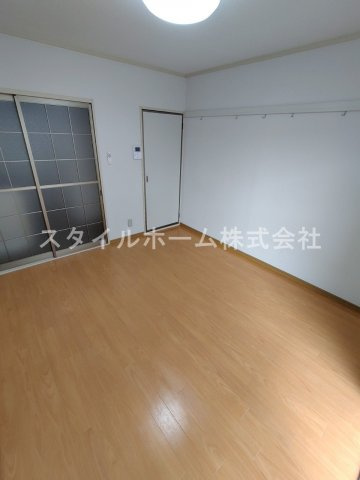 フォーブル鴨田の居間・リビング|別部屋写真です。
