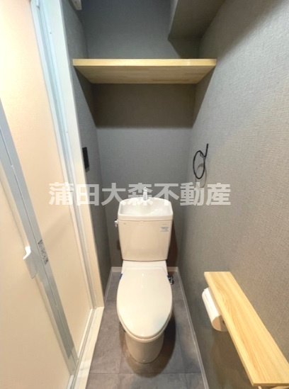 スカイハイツみゆきのトイレ|棚と温水洗浄便座付きのトイレ　