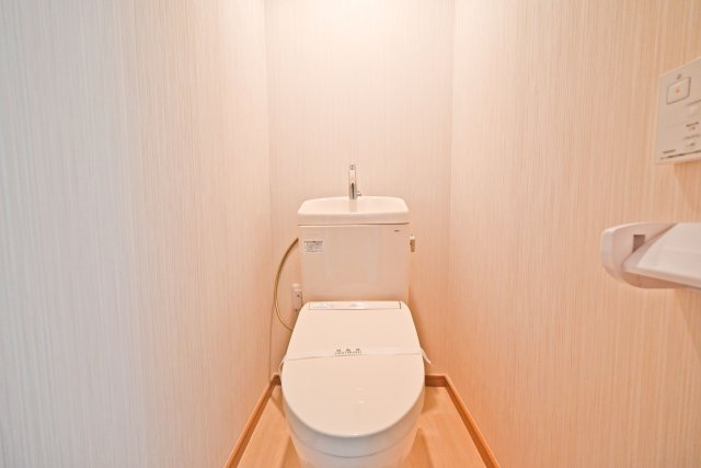 新大阪ホワイトハイツのトイレ|シャワー洗浄機能付きの便座を備えています。