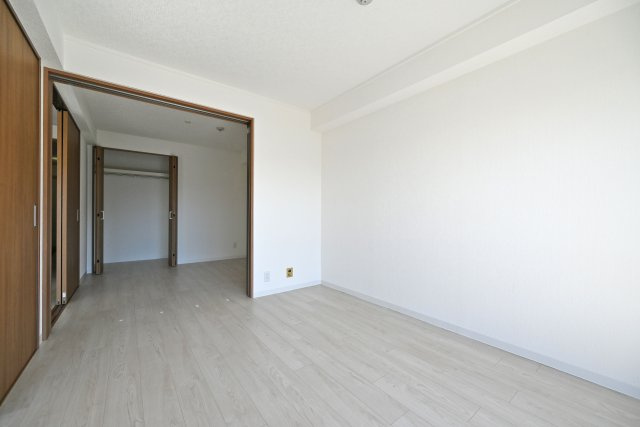 新大阪ホワイトハイツの洋室|ライフスタイルに合わせてベッドや収納家具をレイアウトしやすいです。