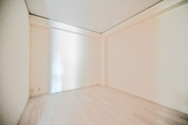 新大阪ホワイトハイツの洋室|子ども部屋に適した広さがあり、学習机やベッドもゆったりとレイアウトできます。