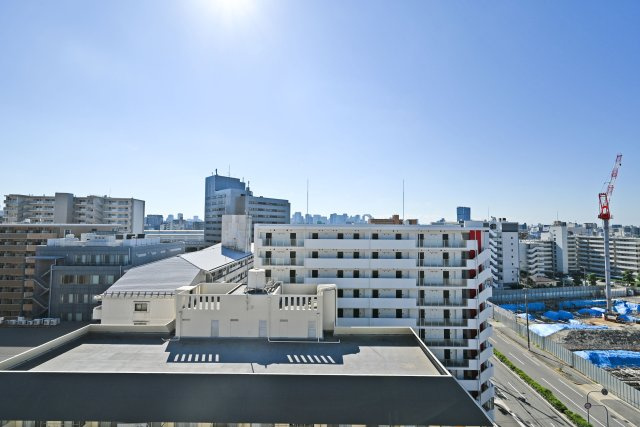 新大阪ホワイトハイツの展望|バルコニーからは、都会ならではの街並みを望むことができます。