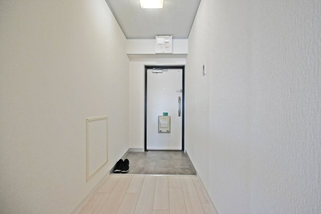 新大阪ホワイトハイツの玄関|お掃除もしやすく、きれいな状態を保ちやすい空間です。