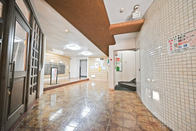 新大阪ホワイトハイツのエントランス|清掃が行き届いたマンション内で、毎日快適に過ごせます。