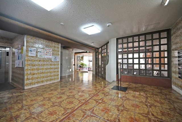新大阪ホワイトハイツのエントランス|清掃が行き届いたマンション内で、毎日快適に過ごせます。